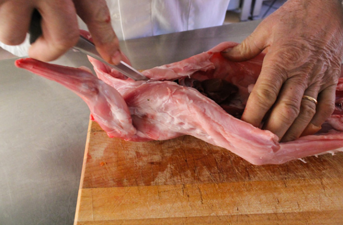 Как удалить из кролика все кости, сохранив цельной тушку