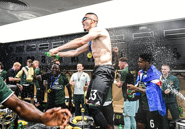 Долгожданный рекорд Овечкина, ликующий Роналду и кровавый поединок на турнире UFC Самые яркие спортивные фото 2025 года