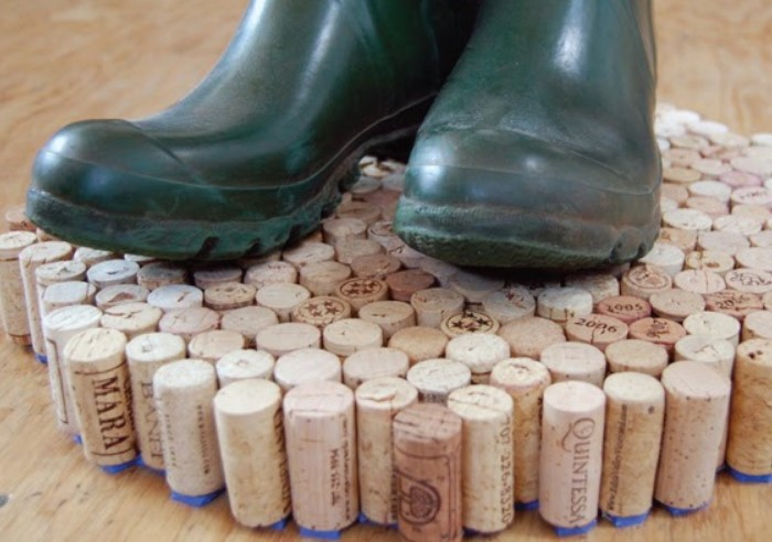 7 идей, где разместить мокрую обувь и зонты, чтобы не разносить грязь по дому