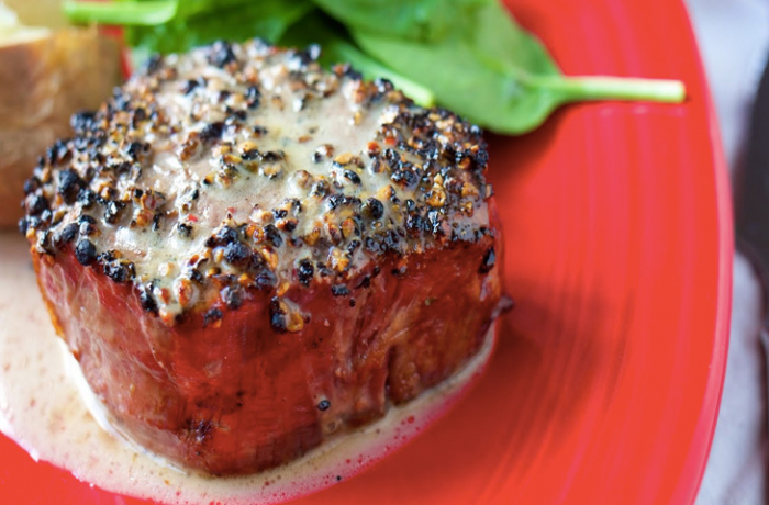 Готовим вырезку, чтобы она не пересохла и оставалась сочной и таяла во рту. Используем масло и маринады