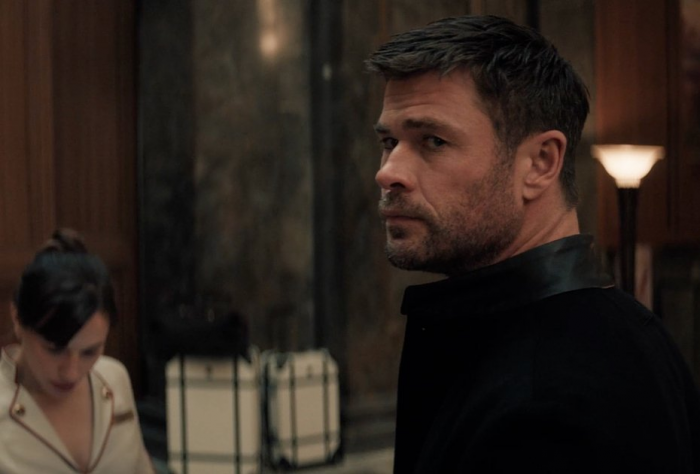 В кино — «Ограбление в Лос-Анджелесе» с Крисом Хемсвортом. Почему это лучший криминальный фильм года?