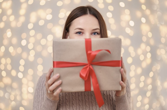 Что подарить на 8 марта: идеи подарков для близких женщин