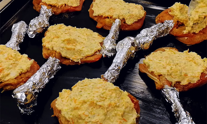 Как превратить недорогие окорочка в праздничное блюдо: запекаем под сырно-овощной шубой