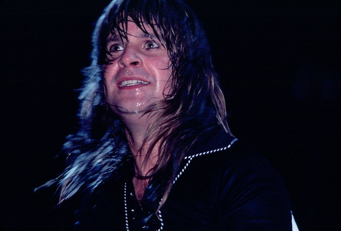 «Труп хлопал крыльями, всех тошнило» 45 лет назад Оззи Осборн откусил голову голубю и шокировал весь мир. Что это было?