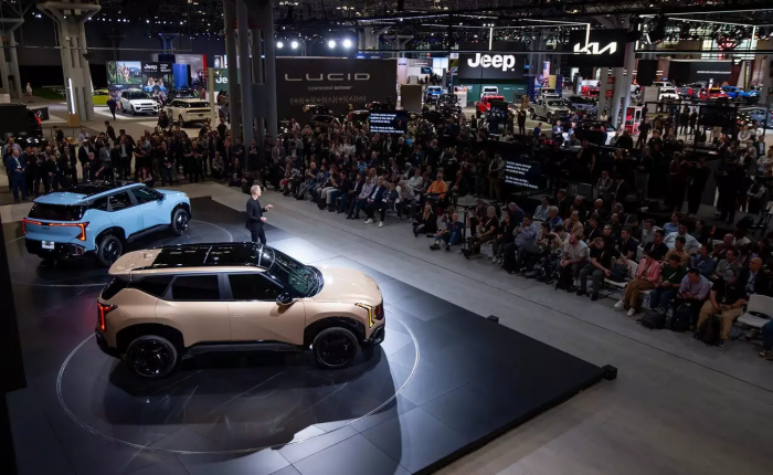 Kia обновила свои кроссоверы и представила уникальный автомобиль для инвалидов