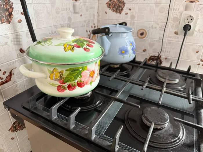 Погрузите на 20 минут в раствор: ручки газовой плиты станут как только с магазина — ни липкости, ни следов жира