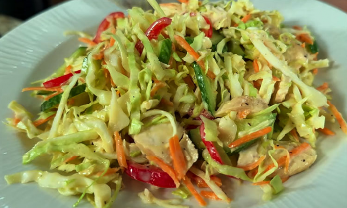 Яркий хруст и кремовая нежность: быстрый, вкусный салат из капусты с новой заправкой