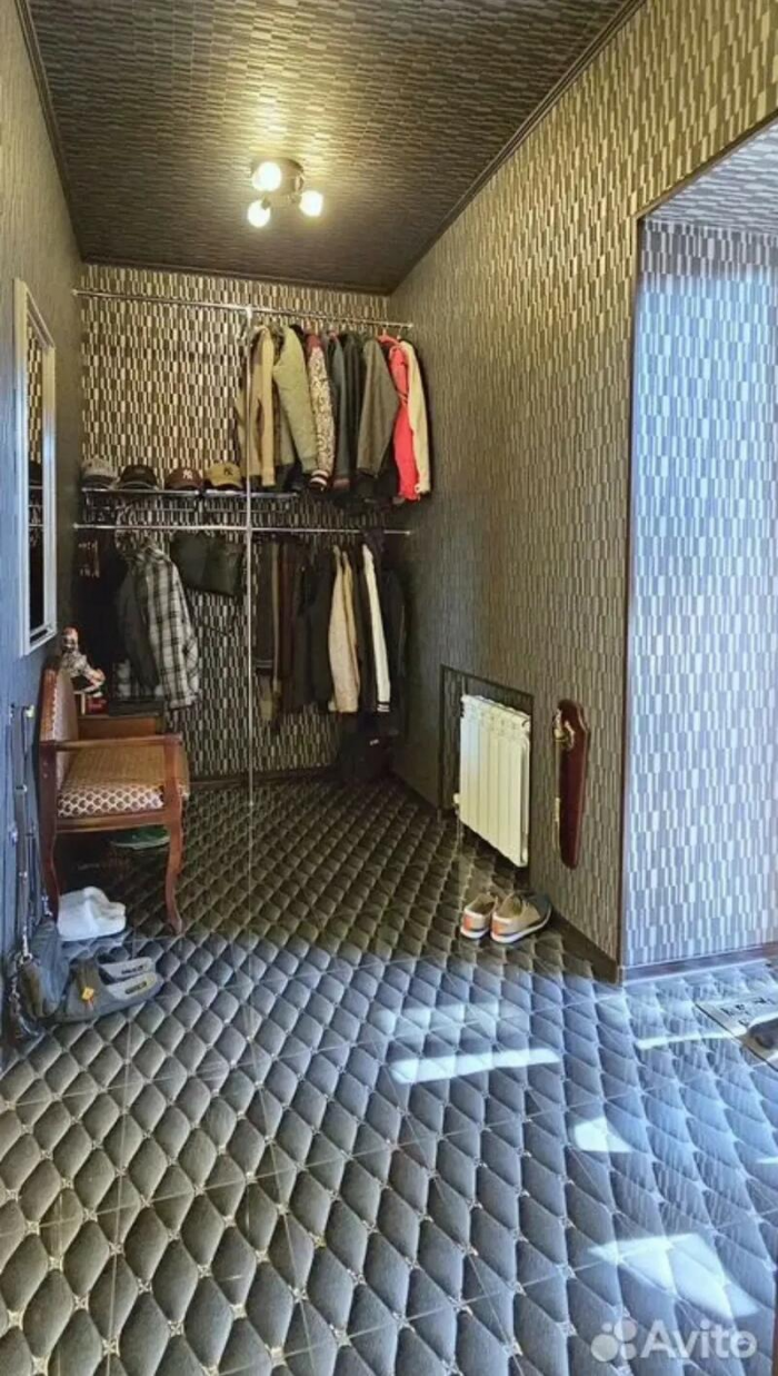 В Барнауле продают "дом мечты за полцены" с единорогом и ванной комнатой кровавых оттенков