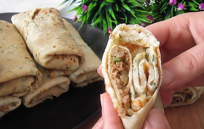 Добавляем в блинное тесто картофель. Добавляет изюминку во вкус и шикарно сочетается с мясной начинкой