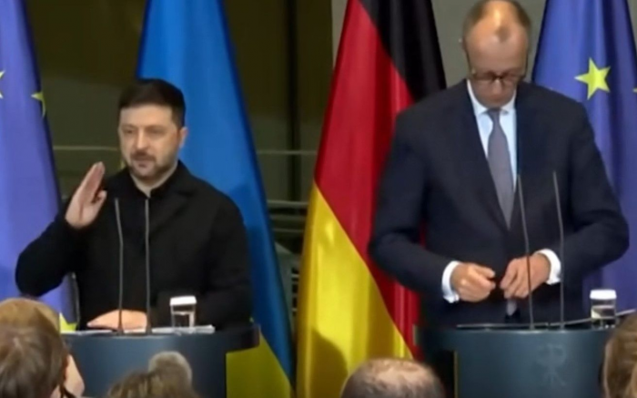 Переводчица ошиблась на брифинге в Берлине, назвав войска НАТО и ЕС трупами