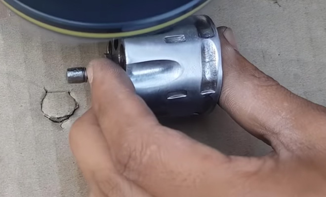 Работа оружейного мастера: ржавый револьвер из земли стал как новый в руках реставратора