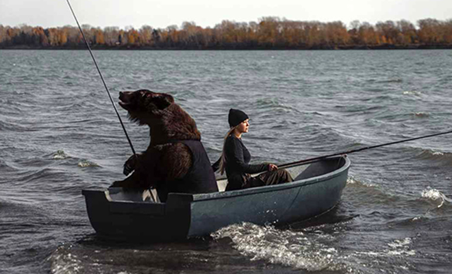 Женщина взяла с собой медведя и отправилась на рыбалку с лодки. Видео