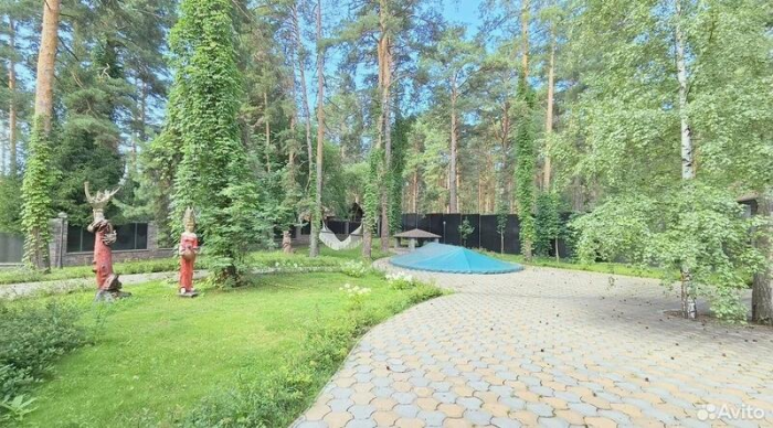 В Барнауле продают "дом мечты за полцены" с единорогом и ванной комнатой кровавых оттенков