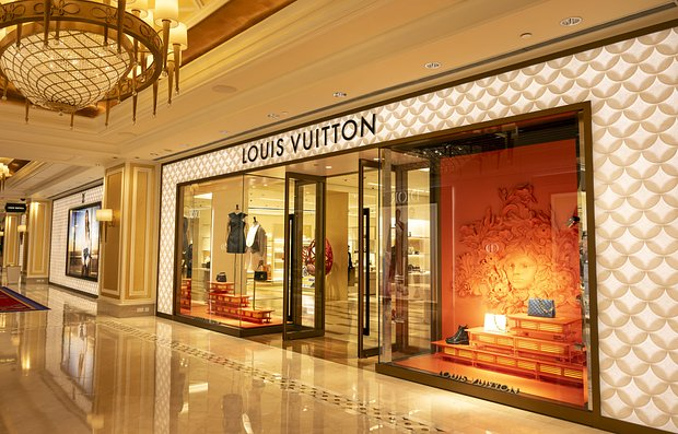 «Такого никогда не было». У людей закончились деньги на роскошь. На какие уловки идут отчаявшиеся бренды?