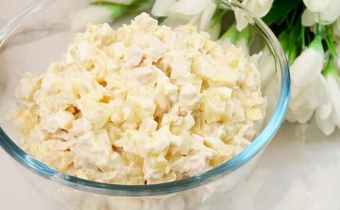 Свежая идея для салата на новогоднем столе. Куриная грудка, сыр и немного ананаса