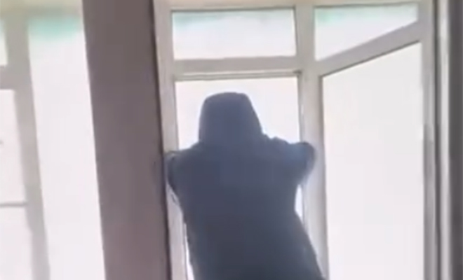 Камчатку завалило снегом настолько, что один из жителей смог выйти в окно пятого этажа. Видео