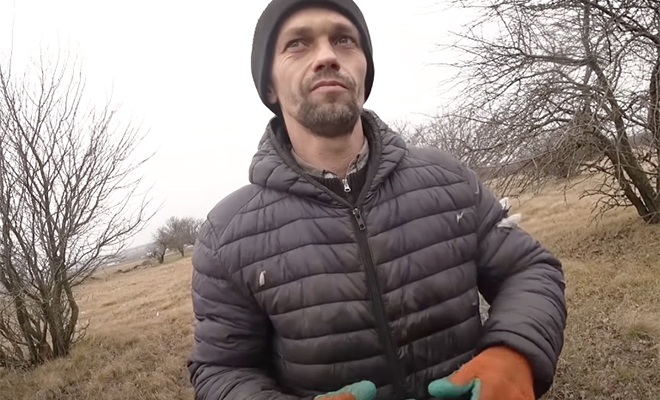 Безработного наняли убрать поле мусора, дали деньги, а потом незаметно подсмотрели, на что он их потратит