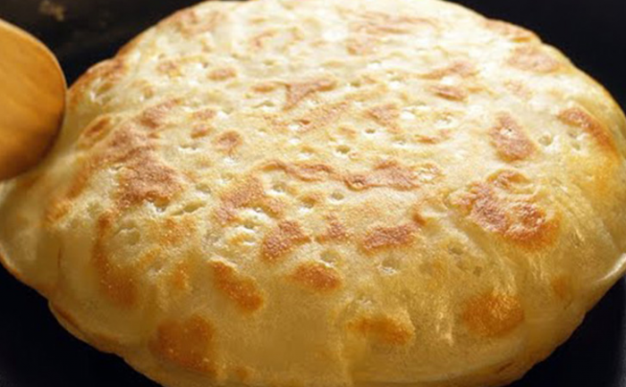 Только мука, кипяток и щепотка соли. Лепешки-подушки на замену хлебу