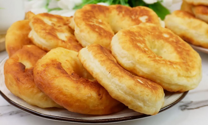 Пирожки «Ленивые», без лепки и хлопот: собираются за 5 минут сразу с начинкой, а жарятся еще быстрее