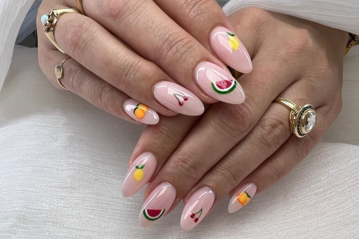 Маникюр на 8 Марта: идеи с фото