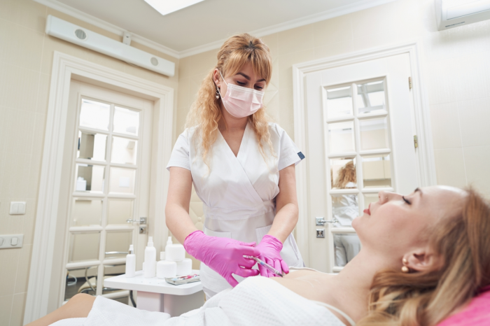 Голливудские звезды и обычные люди подсели на инъекции пептидов. Почему они опаснее, чем кажутся?