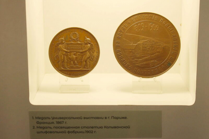 От шахтерского снаряжения до уральской мозаики. В Барнауле открыли выставку "Рудный Алтай"
