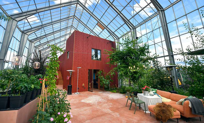 Норвежская семья построила дом внутри огромной теплицы. Зачем было выбрано такое решение