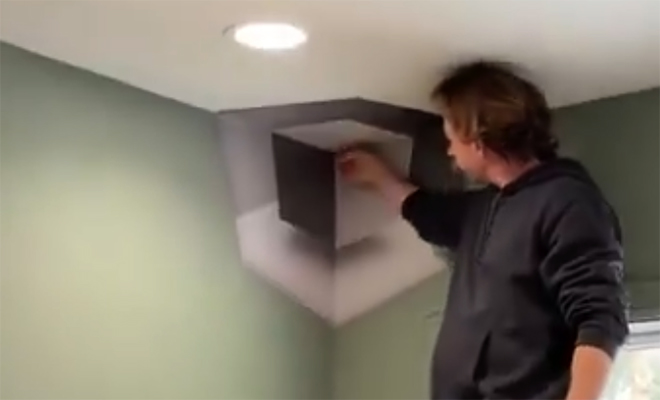 Дизайнер наклеил бумагу в угол и полностью преобразил кухню: на видео выглядит как движущийся объект