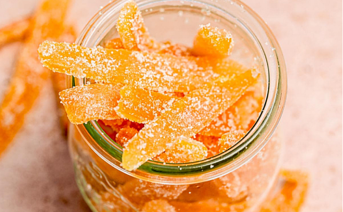 Кожуру апельсинов не выбросили, а сделали минутный десерт. Вместо конфет к чаю