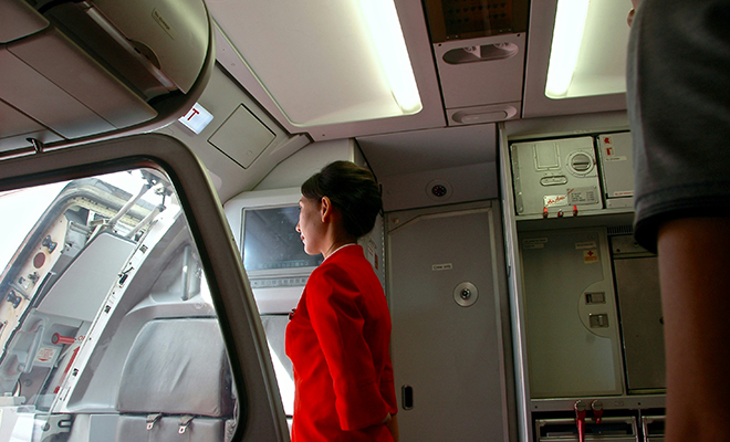 Стюардесса частного самолета рассказала, сколько платят миллиардеры за работу