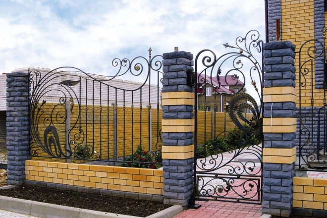 Кованые заборы: разновидности, преимущества и уход (102 фото)