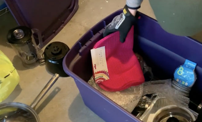 Купили за бесценок старый контейнер. Проверили на всякий случай и нашли золотой схрон