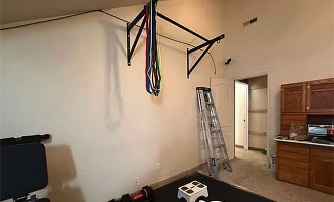 49-летний мужчина заперся в комнате на год и ведет прямую трансляцию эксперимента