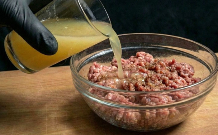 Жарим ленивые чебуреки из лаваша за 10 минут. Особый фарш: в нем есть луковый сок