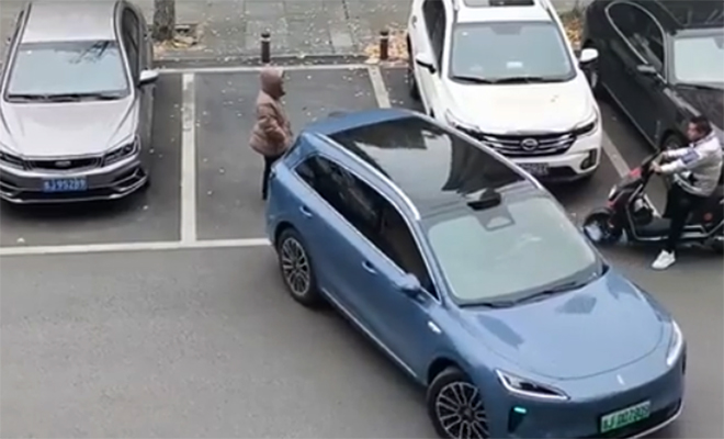 Водитель хитро наказал женщину, блокировавшую пустую парковку. Он использовал автопилот