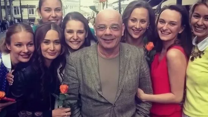 «Не могла произнести и пару фраз»: 41-летняя звезда кино и театра Елена Аросьева — о пути к славе, знаменитой семье мужа и троих детях