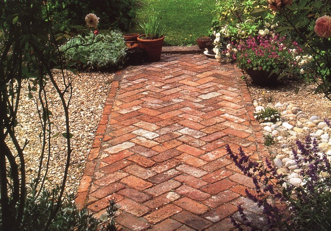 Как украсить участок около дома своими руками: фото, знакомые решения и креативные идеи  (44 фото)