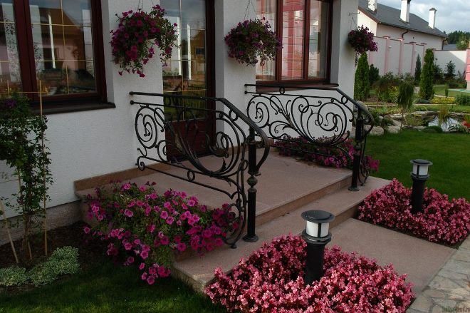 Дизайн двора частного дома: правила создания гармоничного пространства в разных стилях (124 фото)