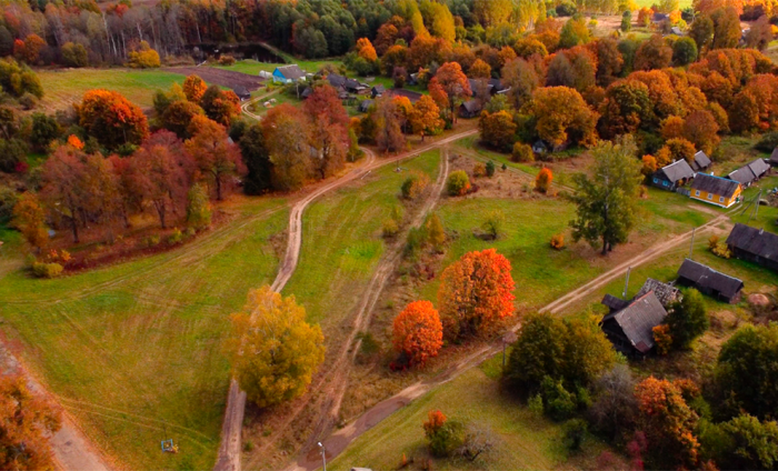 Женщине надоело жить в США, она приехала в Беларусь и купила себе деревню целиком. Видео
