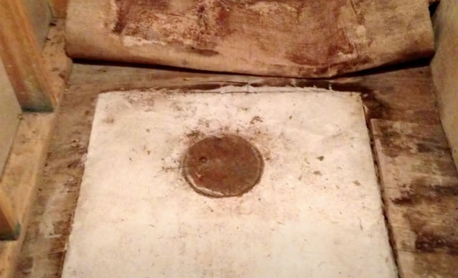 Люк посреди комнаты не замечали годами: за половиком много лет лежат клад