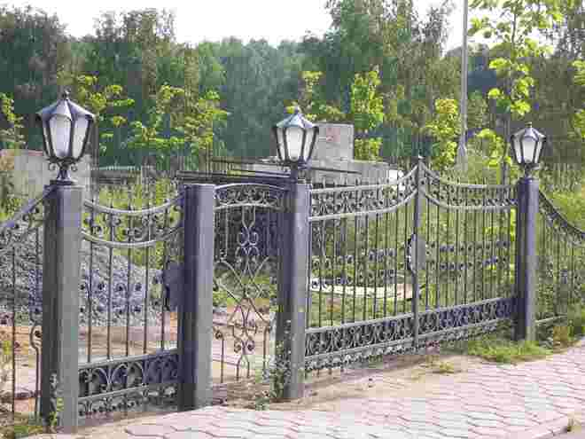 Кованые заборы: разновидности, преимущества и уход (102 фото)