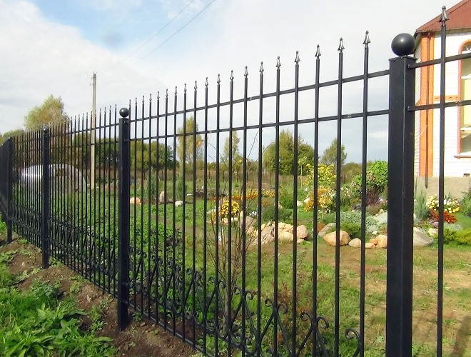Кованые заборы: разновидности, преимущества и уход (102 фото)