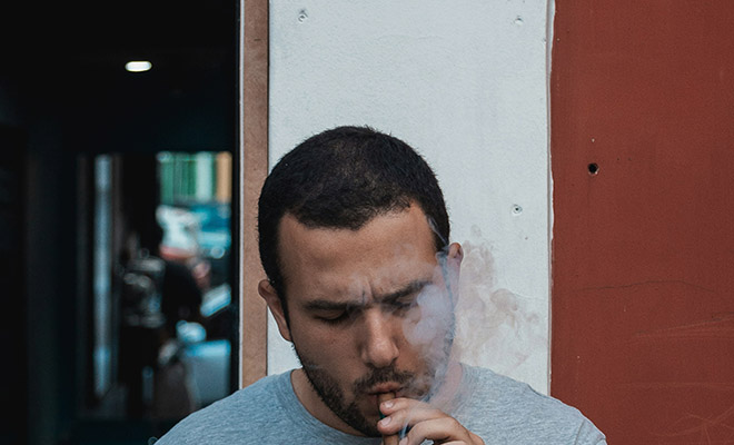 Россиянин включил электронную сигарету в храме Таиланда и получил запрет въезда на 99 лет