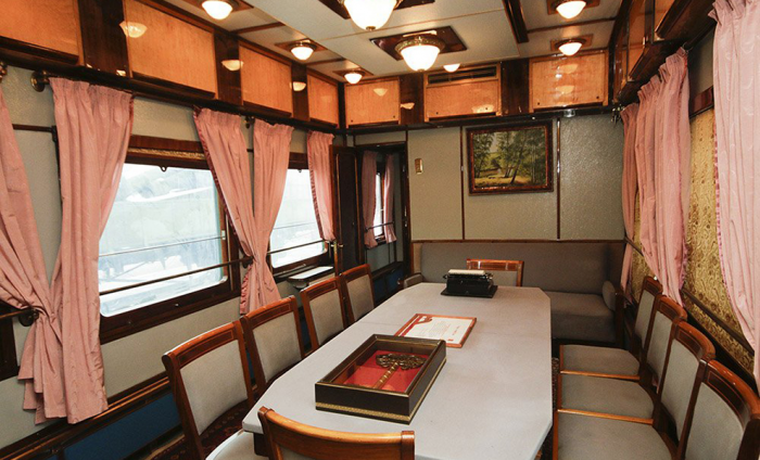 Внутри бронированного вагона Брежнева. Кровать, массажный стол и ванна помнят генсека