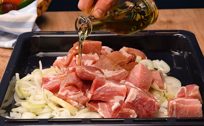 Запекаем с духовке мясо по принципу шашлыка. Будет нежно и ароматно, словно с мангала