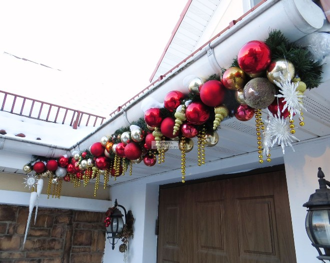 Самые популярные и необычные украшения дверей на Новый год (63 фото)