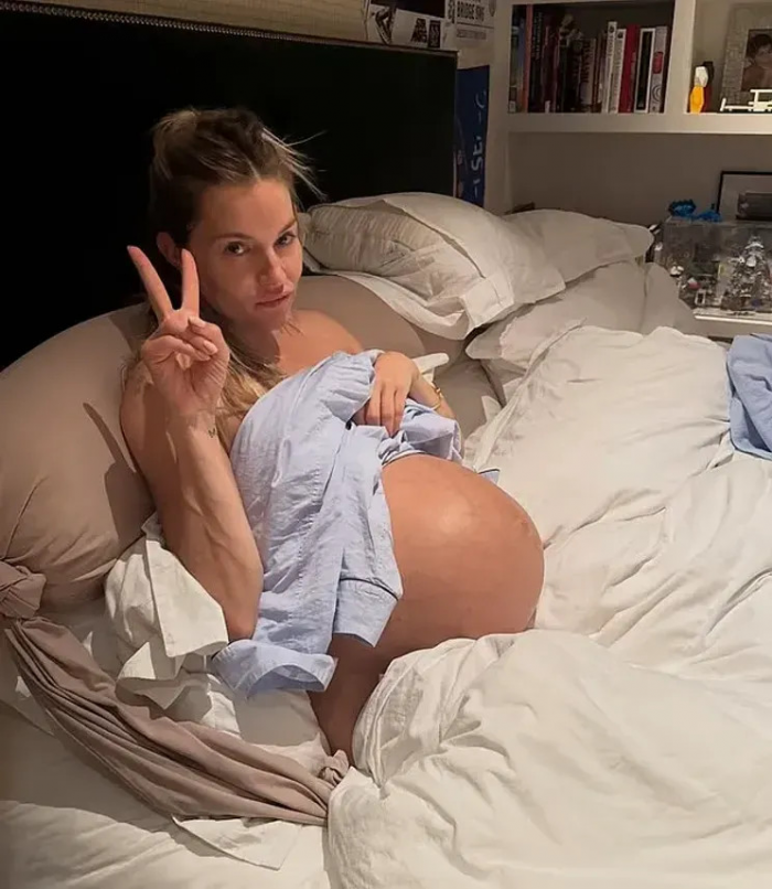 Сиенна Миллер рассказала о своём третьем ребёнке и о том, как пережила роды, о которых мечтала