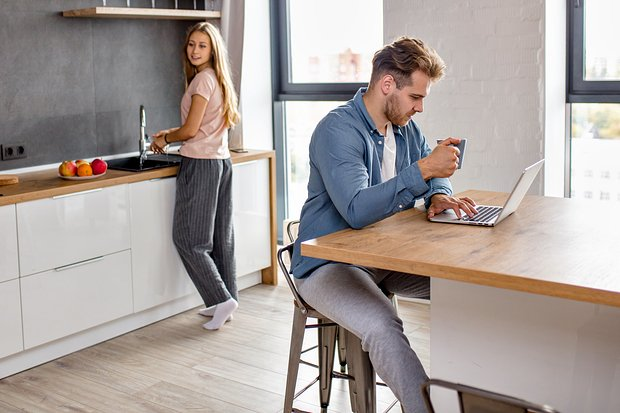 «До 100 тысяч рублей в месяц» Российских мужчин призывают выплачивать женам зарплату за домашний труд. Сколько стоит уют?