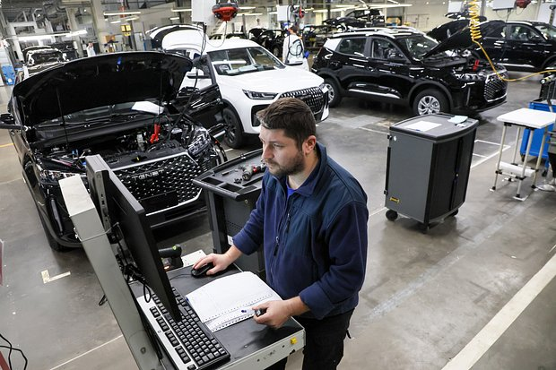 «Это новая реальность» Российский авторынок пережил сильнейшие потрясения в 2025 году. Что будет с ценами на авто в 2026 году?