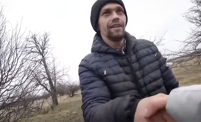 Безработного наняли убрать поле мусора, дали деньги, а потом незаметно подсмотрели, на что он их потратит